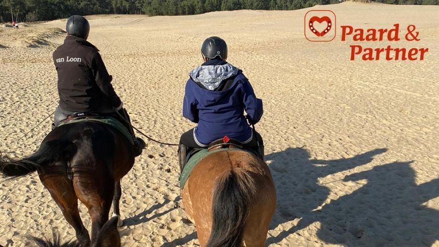Jan leert zijn nieuwe liefde Gea paardrijden