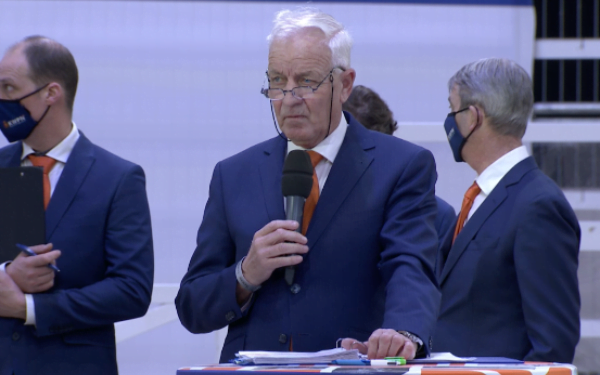 Cor Loeffen met gouden speld in bestuur
