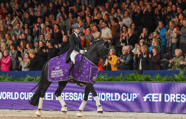 Charlotte Fry wint ook Kür in Amsterdam