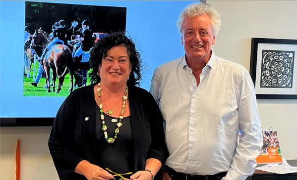 Caroline van der Plas op bezoek bij de KNHS