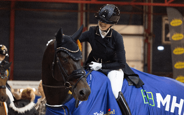 Britt Kikkert – Van der Linde wint met opa’s fokproduct