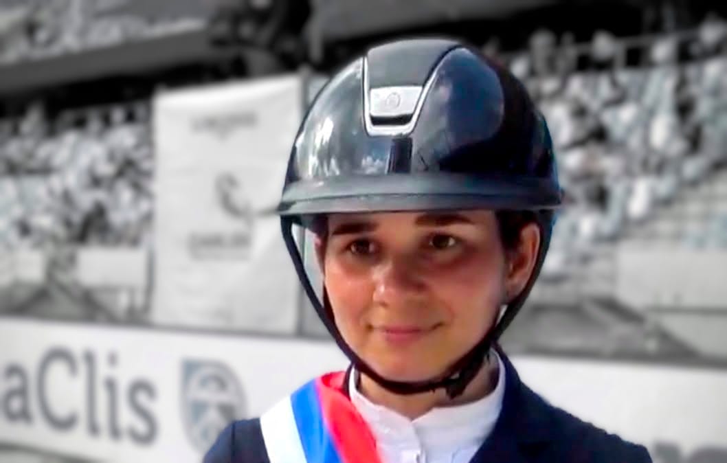 Alessandra Reich slaat paard op hoofd en nek